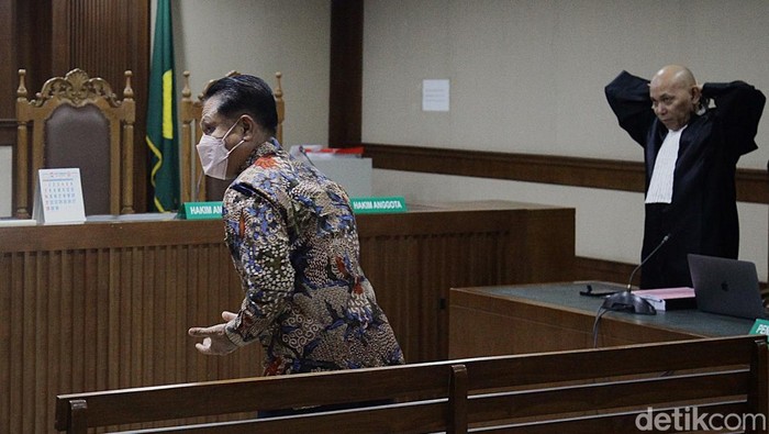 Eks Ketua PN Surabaya Rudi Suparmono dituntut penjara dan denda Rp750 juta. Ia diduga terima suap dan gratifikasi terkait vonis bebas Ronald Tannur.