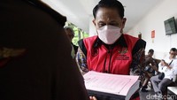 Rudi juga dituntut membayar denda Rp 750 juta. Apabila tak dibayar, diganti dengan pidana penjara 6 bulan kurungan. Jaksa meyakini Rudi Suparmono melanggar 12 huruf a atau Pasal 12 huruf b atau Pasal 5 ayat 2 atau Pasal 11 dan Pasal 12B juncto Pasal 18 UU Tipikor.