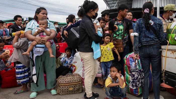 Eksodus Massal Pekerja Kamboja dari Thailand Imbas Konflik Memanas Cambodian migrant workers cross the border at Ban Laem Border checkpoint to return to their home, ahead of a ceasefire talks in Malaysia on the deadly border conflict between Thailand and Cambodia that extended to a fifth day, in Chanthaburi province, Thailand, July 28, 2025. REUTERS/Andre Malerba TPX IMAGES OF THE DAY