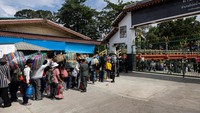 Pekerja Kamboja di Thailand terus berbondong-bondong pulang di tengah bentrokan perbatasan. Permusuhan terbaru meletus Kamis lalu (24/7) dan telah meningkat menjadi pertempuran terburuk antara kedua negara tetangga di Asia Tenggara tersebut dalam lebih dari satu dekade. Foto: REUTERS/Andre Malerba