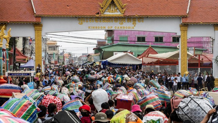 Cambodian migrant workers cross the border at Ban Laem Border checkpoint to return to their home, ahead of a ceasefire talks in Malaysia on the deadly border conflict between Thailand and Cambodia that extended to a fifth day, in Chanthaburi province, Thailand, July 28, 2025. REUTERS/Andre Malerba     TPX IMAGES OF THE DAY