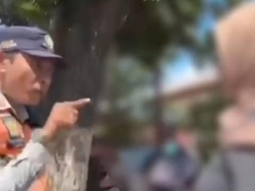 Emak-emak adu mulut dengan petugas Dinas Perhubungan yang melarangnya memarkir mobil di Jalan Pejanggik, Mataram. (Tangkapan layar video viral)