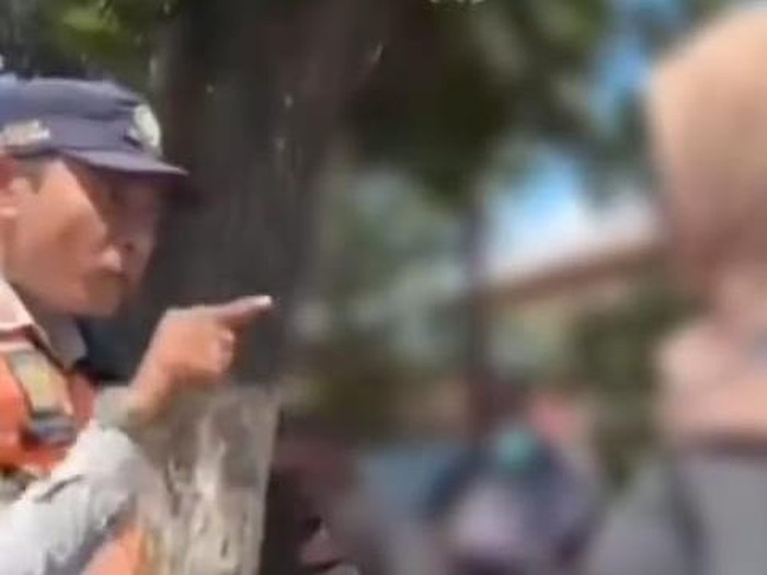 Emak-emak adu mulut dengan petugas Dinas Perhubungan yang melarangnya memarkir mobil di Jalan Pejanggik, Mataram. (Tangkapan layar video viral)