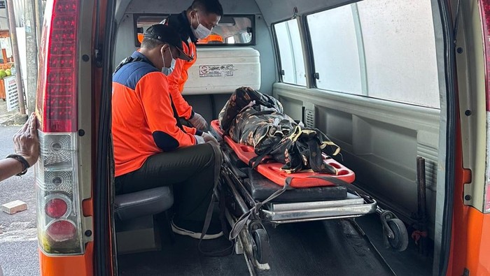 Evakuasi jenazah I Nengah Sudana tewas setelah tertusuk pisau taji ayam aduan di arena tajen Jalan Sokasati, Kelurahan Kesiman, Denpasar Timur, Denpasar, Bali, Minggu (27/7/2025). (Dok. Polresta Denpasar)