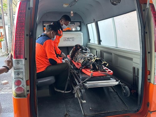 Evakuasi jenazah I Nengah Sudana tewas setelah tertusuk pisau taji ayam aduan di arena tajen Jalan Sokasati, Kelurahan Kesiman, Denpasar Timur, Denpasar, Bali, Minggu (27/7/2025). (Dok. Polresta Denpasar)