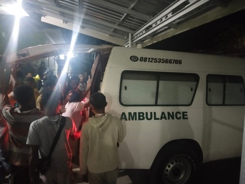Evakuasi Timoteus Tawe tewas diterkam buaya di Lembata, Minggu malam (27/7/2025). (dok Polres Lembata)