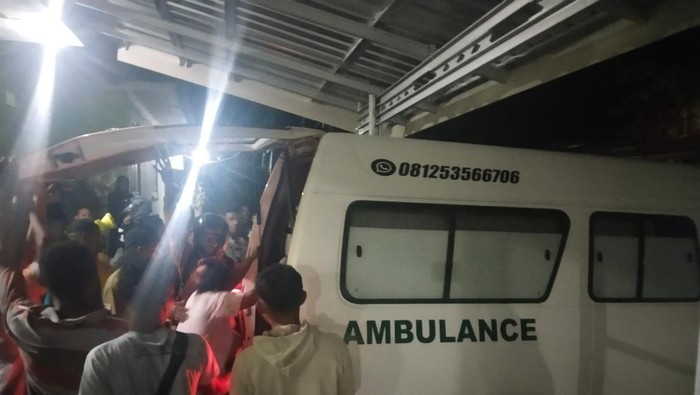 Evakuasi Timoteus Tawe tewas diterkam buaya di Lembata, Minggu malam (27/7/2025). (dok Polres Lembata)