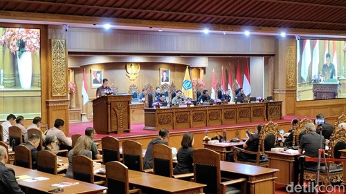 Anggota Fraksi Golkar I Wayan Joni Pargawa saat menyampaikan pandangan umum fraksi dalam sidang paripurna DPRD Badung, tentang Raperda RPJMD Badung 2025-2029, Senin (28/7/2025).