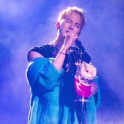 Deretan Idol Kpop yang Jago Melukis, Ada yang Karyanya Mejeng di Pameran!