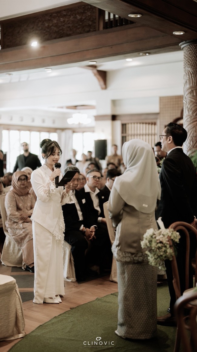 Terlepas dari reuni Aldi Bragi dan Ikke Nurjanah yang bercerai pada tahun 2007, netizen menyorot busana pengantin putrinya Dira. Alih-alih berkebaya, ia memilih paduan blazer dan rok untuk dikenakan selama akad nikah. Foto: Instagram