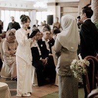 Terlepas dari reuni Aldi Bragi dan Ikke Nurjanah yang bercerai pada tahun 2007, netizen menyorot busana pengantin putrinya Dira. Alih-alih berkebaya, ia memilih paduan blazer dan rok untuk dikenakan selama akad nikah. Foto: Instagram