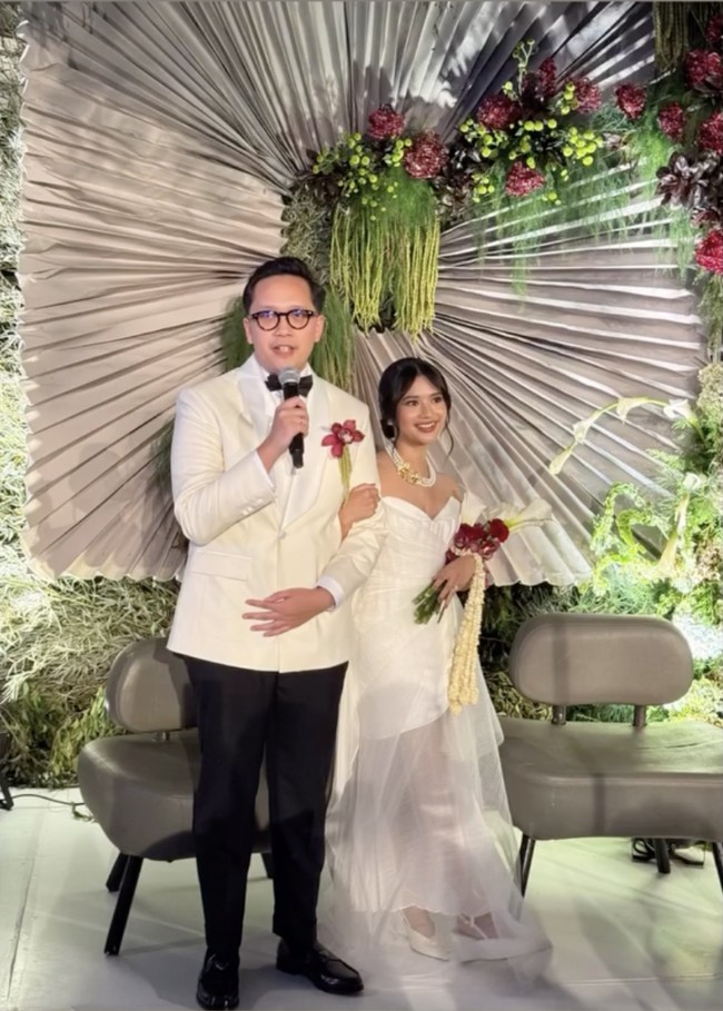 Saat resepsi pernikahan, putri Aldi Bragi dan Ikke Nurjanah berganti kostum, tampil elegan dalam balutan strapless dress putih dengan potongan asimetris. Penampilannya dilengkapi dengan kalung mutiara berlayer, dengan aksen gold. Foto: Instagram