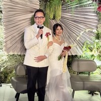 Saat resepsi pernikahan, putri Aldi Bragi dan Ikke Nurjanah berganti kostum, tampil elegan dalam balutan strapless dress putih dengan potongan asimetris. Penampilannya dilengkapi dengan kalung mutiara berlayer, dengan aksen gold. Foto: Instagram