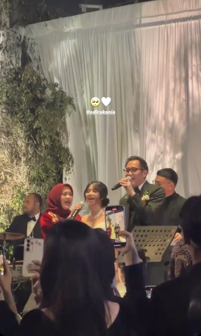 Pernikahan Dira menampilkan momen haru sekaligus membahagiakan. Ia bernyanyi bersama kedua orang tuanya Aldi Bragi dan Ikke Nurjanah di atas panggung, menghibur tamu undangan. Foto: Instagram