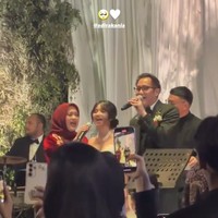 Pernikahan Dira menampilkan momen haru sekaligus membahagiakan. Ia bernyanyi bersama kedua orang tuanya Aldi Bragi dan Ikke Nurjanah di atas panggung, menghibur tamu undangan. Foto: Instagram