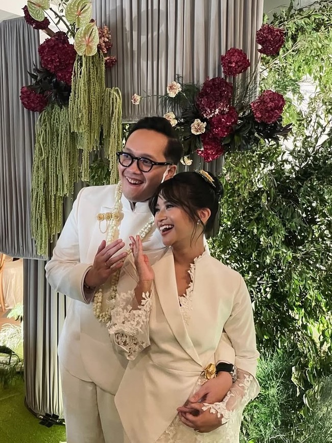 Atasan Dira berhias lace pada bagian lengan dan sisi blazer-nya. Ia tampil anggun, selaras dengan konsep pernikahannya: nasional modern. Sedangkan pasangannya, Adrian, mengenakan beskap berwarna senada. Foto: Instagram