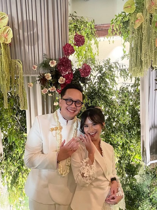 Di hari bahagianya, putri Aldi Bragi dan Ikke Nurjanah memilih pulasan makeup coral dan sanggul elegan, dengan hiasan rambut berwarna emas. Foto: Instagram