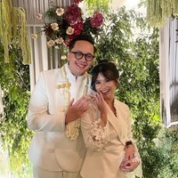 Di hari bahagianya, putri Aldi Bragi dan Ikke Nurjanah memilih pulasan makeup coral dan sanggul elegan, dengan hiasan rambut berwarna emas. Foto: Instagram