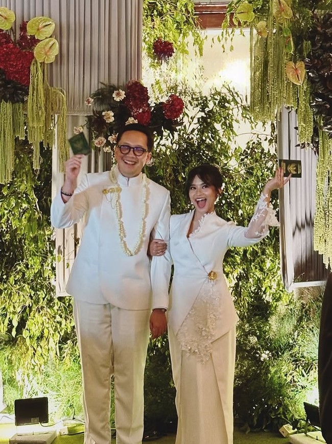 Pernikahan itu dilangsungkan di salah satu hotel mewah di bilangan Jakarta. Aldi menjadi saksi nikah, berjabat tangan dengan pasangan Dira saat akad nikah. Foto: Instagram