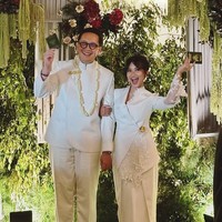 Pernikahan itu dilangsungkan di salah satu hotel mewah di bilangan Jakarta. Aldi menjadi saksi nikah, berjabat tangan dengan pasangan Dira saat akad nikah. Foto: Instagram