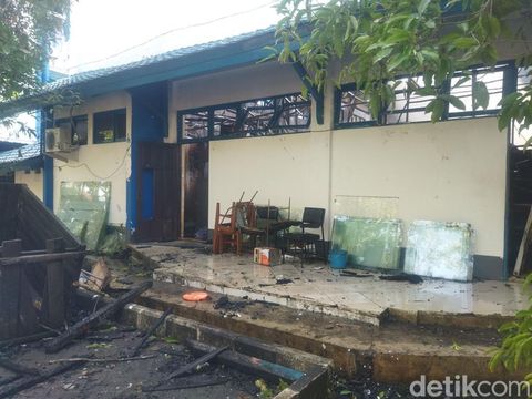 Gedung Rektorat Universitas Lambung Mangkurat (ULM) Banjarmasin terbakar, Senin (28/7/2025). Kebakaran terjadi sekitar pukul 06.55 Wita.
