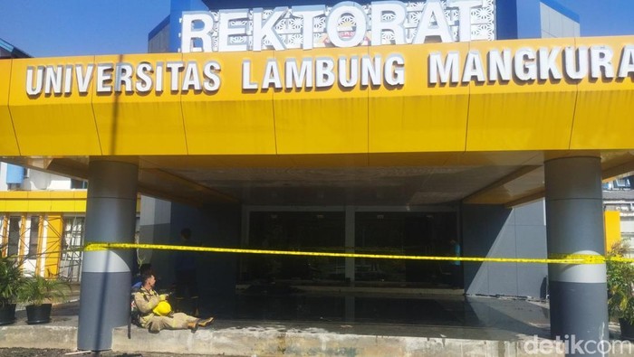 Gedung Rektorat Universitas Lambung Mangkurat (ULM) Banjarmasin terbakar, Senin (28/7/2025). Kebakaran terjadi sekitar pukul 06.55 Wita.