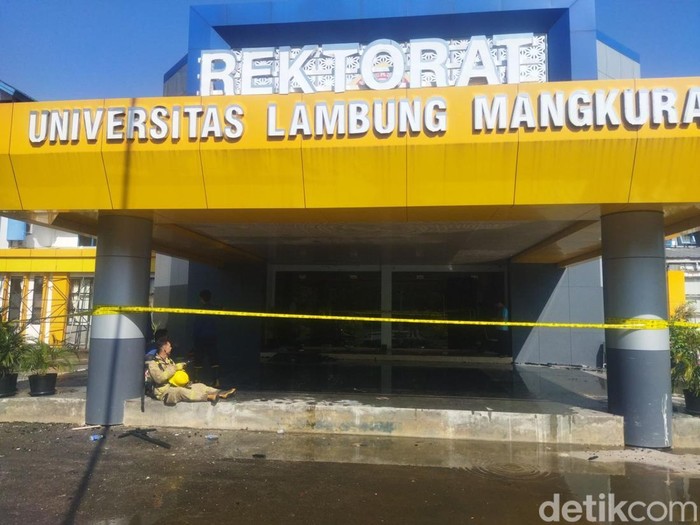 Gedung Rektorat Universitas Lambung Mangkurat (ULM) Banjarmasin terbakar, Senin (28/7/2025). Kebakaran terjadi sekitar pukul 06.55 Wita.