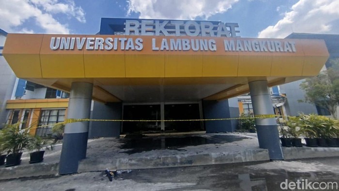 Gedung Rektorat Universitas Lambung Mangkurat terbakar.