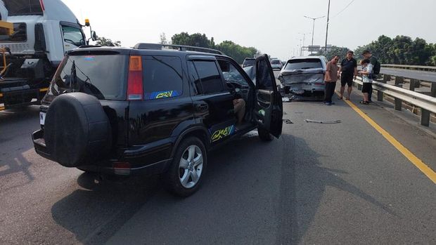 Geely EX5 ringsek usai kecelakaan beruntun