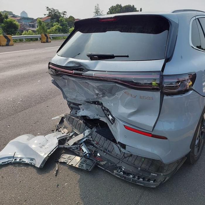 Geely EX5 ringsek usai kecelakaan beruntun