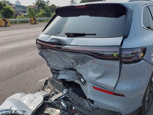 Geely EX5 Ringsek usai Terlibat Kecelakaan Beruntun, Bemper Belakang Lepas