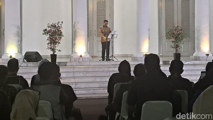 Gubernur Andra Soni memperingati Hari Puisi.