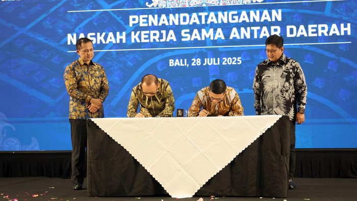 Gubernur Andra Soni meneken MoU pengiriman 44 KK jadi transmigran ke luar Pulau Jawa.