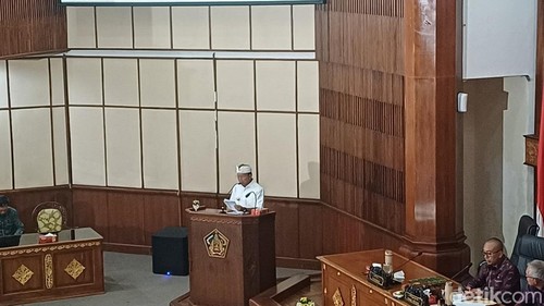 Gubernur Bali Wayan Koster saat Rapat Paripurna ke- 26 DPRD Provinsi Bali Masa Persidangan III Tahun Sidang 2024-2025 di kantor Gubernur Bali, Senin (28/7/2025). (Ni Made Lastri Karsiani Putri-detikBali)