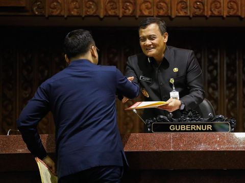 Gubernur Jateng Ahmad Luthfi saat menghadiri rapat paripurna penjelasan gubernur atas Rancangan PAPBD Jateng 2025 di DPRD Jateng, Senin (28/7/2025).
