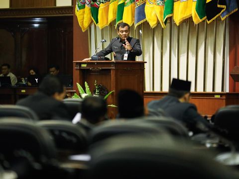 Gubernur Jateng Ahmad Luthfi saat menghadiri rapat paripurna penjelasan gubernur atas Rancangan PAPBD Jateng 2025 di DPRD Jateng, Senin (28/7/2025).