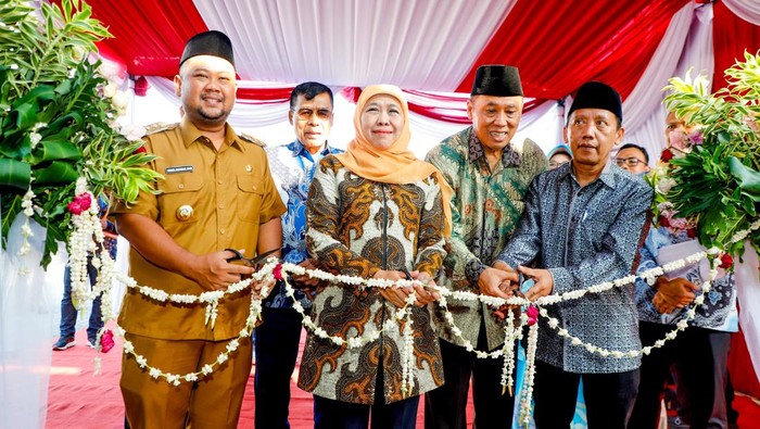 Gubernur Jatim Khofifah Indar Parawansa saat meresmikan Compressed Natural Gas (CNG) Station Gresik di Kawasan Industri Maspion Manyar, Gresik.