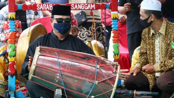 Gubernur Kalsel saat itu, Sahbirin Noor (2020) menabuh babun. Foto: Media Center Pemprov Kalsel