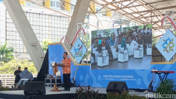 Gubernur Sulsel, Andi Sudirman Sulaiman menyampaikan sambutannya di acara Harganas 2025, di Tribun Lapangan Karebosi Kota Makassar, Sulsel, Senin (28/7/2025).
