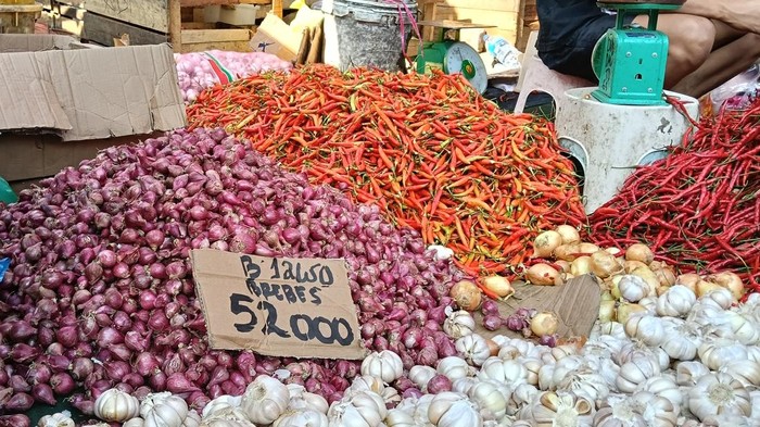 Harga bawang merah di sejumlah pasar tradisional terus merangkak naik