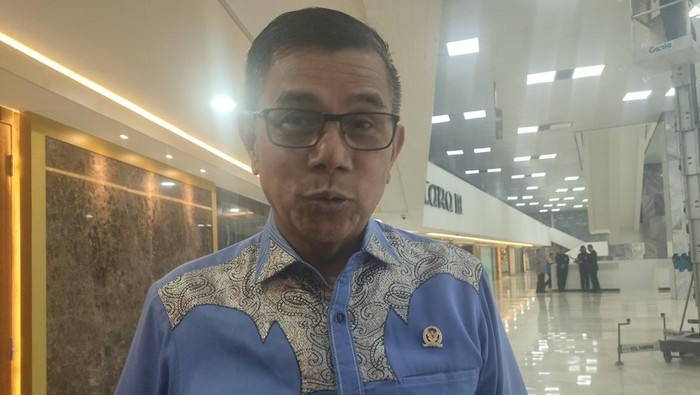 Anggota Majelis Tinggi Partai Demokrat, Hinca Panjaitan, di kompleks parlemen, Senayan, Jakarta Pusat, Senin (28/7/2025).