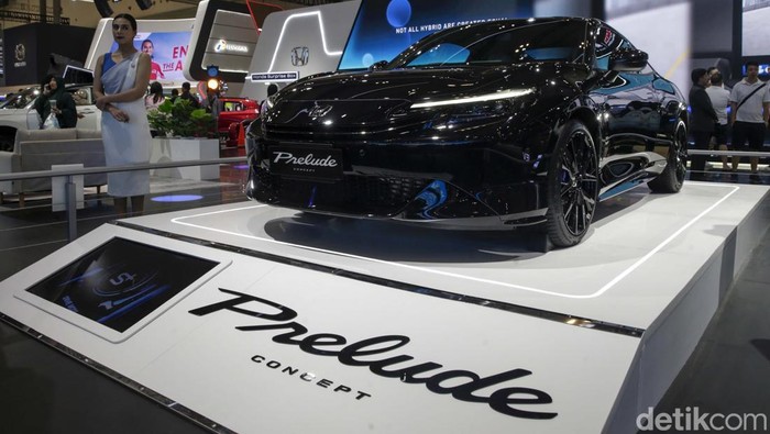 Honda Prelude Bangkit, Tampil Futuristik di GIIAS 2025 Honda Prelude kembali diperkenalkan di GIIAS 2025 sebagai mobil sport konsep e:HEV. Model legendaris ini terakhir muncul pada 2001 silam.