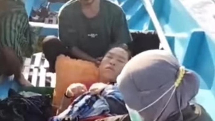 Ibu hamil dalam kondisi darurat dirujuk menggunakan perahu dari pulau terpencil menuju RSUD KH Hayyung, Kabupaten Kepulauan Selayar. Dokumen Istimewa