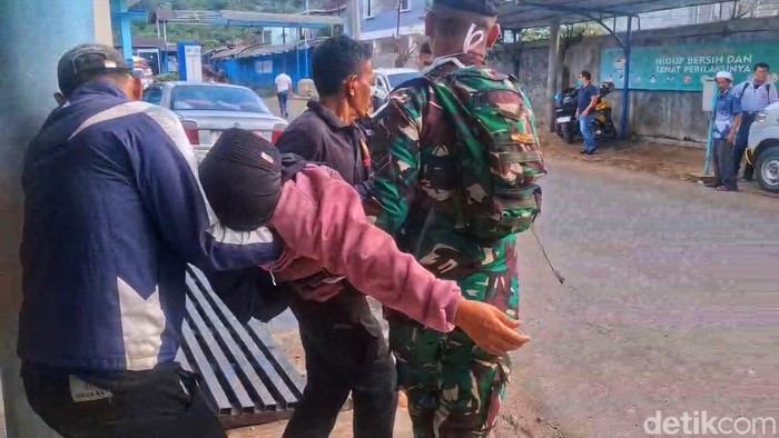 Ibunda korban tak sadarkan diri saat tiba di RSUD Sekarwangi, Cibadak, setelah mengetahui jasad anaknya Agis ditemukan meninggal dunia di bawah Jembatan Sekarwangi usai dilaporkan hilang pascakecelakaan.