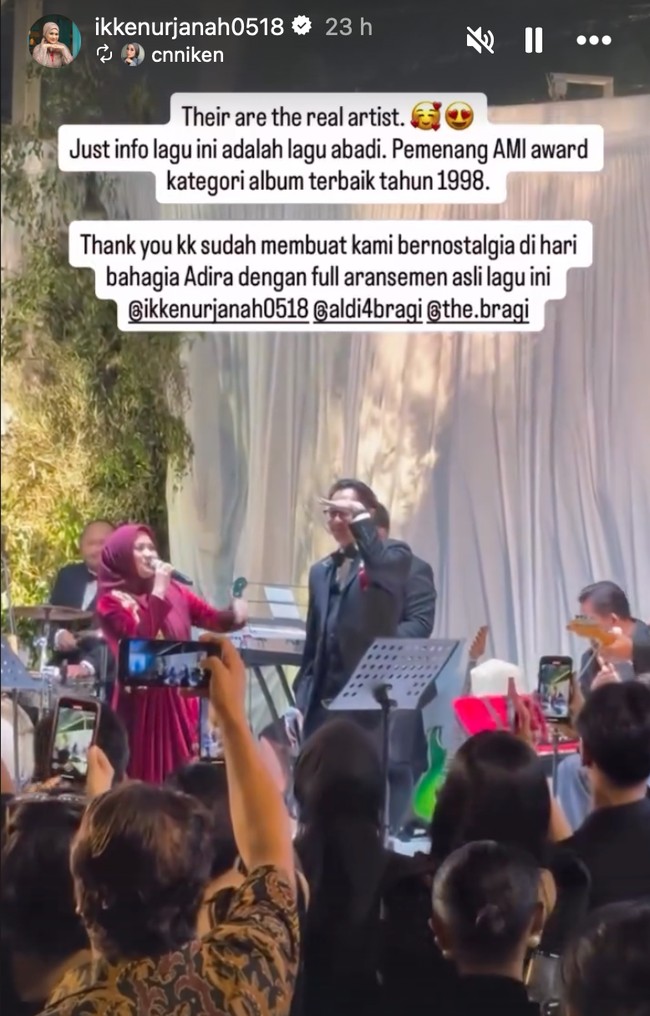 Setelah 18 tahun bercerai, Aldi dan Ikke kembali berduet di acara resepsi pernikahan sang anak. Duet keduanya itu merupakan permintaan spesial dari putri mereka, Adira. Foto: Instagram/@ikkenurjanah0518/@adirakania