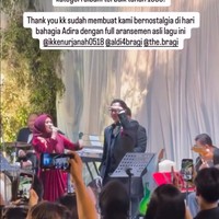 Setelah 18 tahun bercerai, Aldi dan Ikke kembali berduet di acara resepsi pernikahan sang anak. Duet keduanya itu merupakan permintaan spesial dari putri mereka, Adira. Foto: Instagram/@ikkenurjanah0518/@adirakania