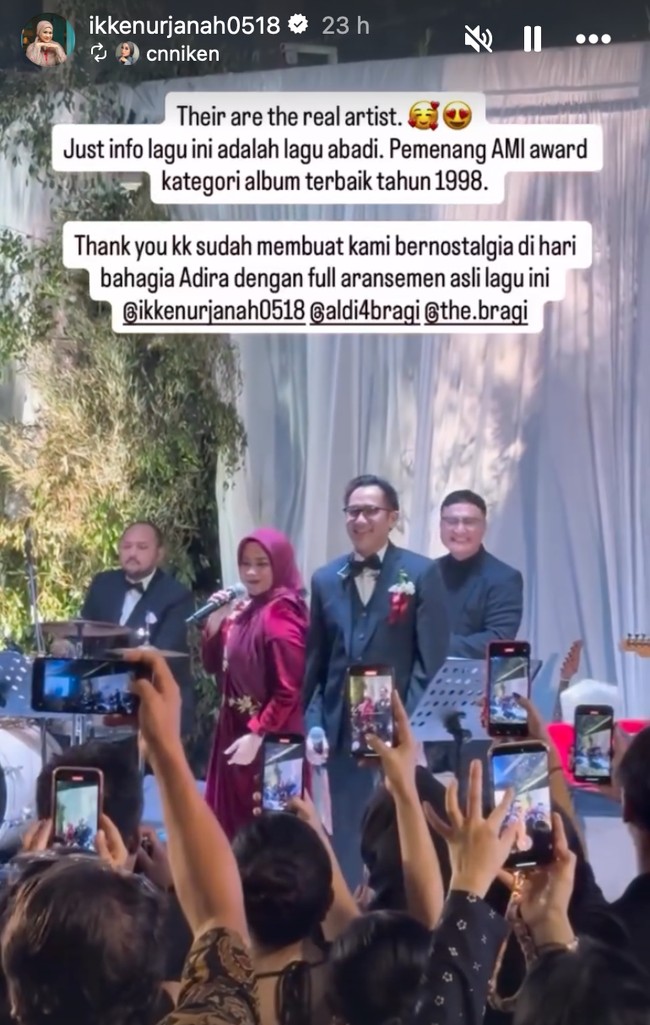 Momen Aldi dan Ikke duet bareng membuat kembali bernostalgia. Diketahui keduanya menyanyikan lagu Memandangmu. Lagu tersebut memang merupakan lagu duet Ikke dan Aldi sebelum keduanya bercerai. Foto: Instagram/@ikkenurjanah0518/@adirakania