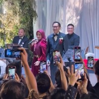 Momen Aldi dan Ikke duet bareng membuat kembali bernostalgia. Diketahui keduanya menyanyikan lagu Memandangmu. Lagu tersebut memang merupakan lagu duet Ikke dan Aldi sebelum keduanya bercerai. Foto: Instagram/@ikkenurjanah0518/@adirakania