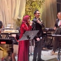 7 Gaya Ikke Nurjanah-Aldi Bragi di Nikahan Anak, Bikin Nostalgia Duet Bareng