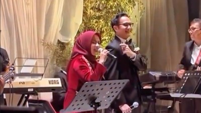 7 Gaya Ikke Nurjanah-Aldi Bragi di Nikahan Anak, Bikin Nostalgia Duet Bareng